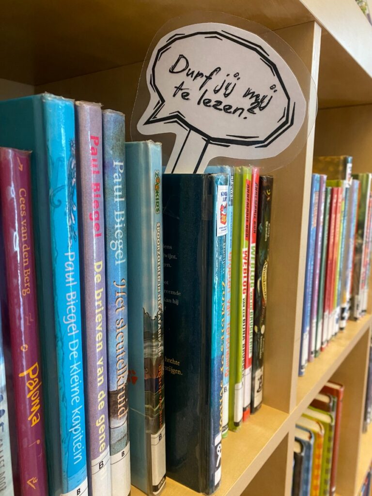 Boekenkaartje Durf jij mij te lezen? bij Zombies op school door Marieke Boeijen