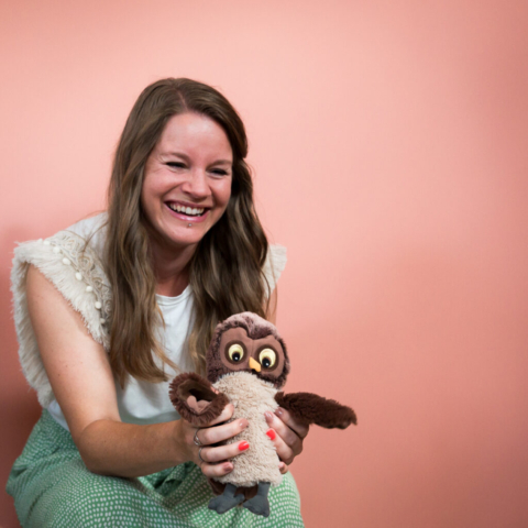 You & Me psychologie Mirjam lacht met een uil in haar hand