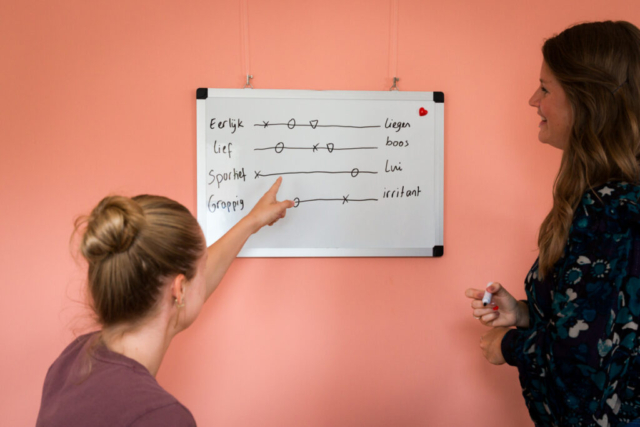 Kind wijst aan op whiteboard