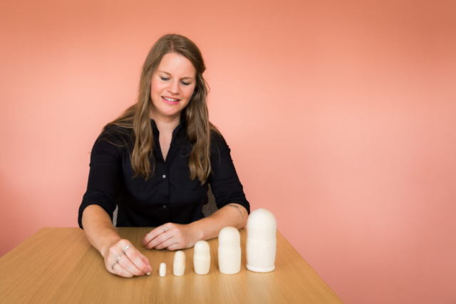 Mirjam van You & Me psychologie gebruikt babouska om iets uit te leggen aan kinderen